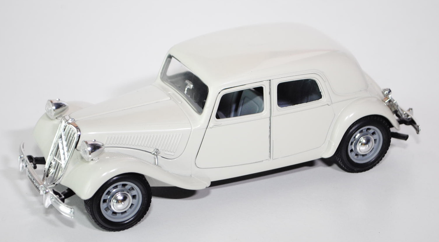 Citroen 15 CV TA Traction, Modell 1938, grauweiß, Türen + Motorhaube zu öffnen, mit Lenkung, Bburago