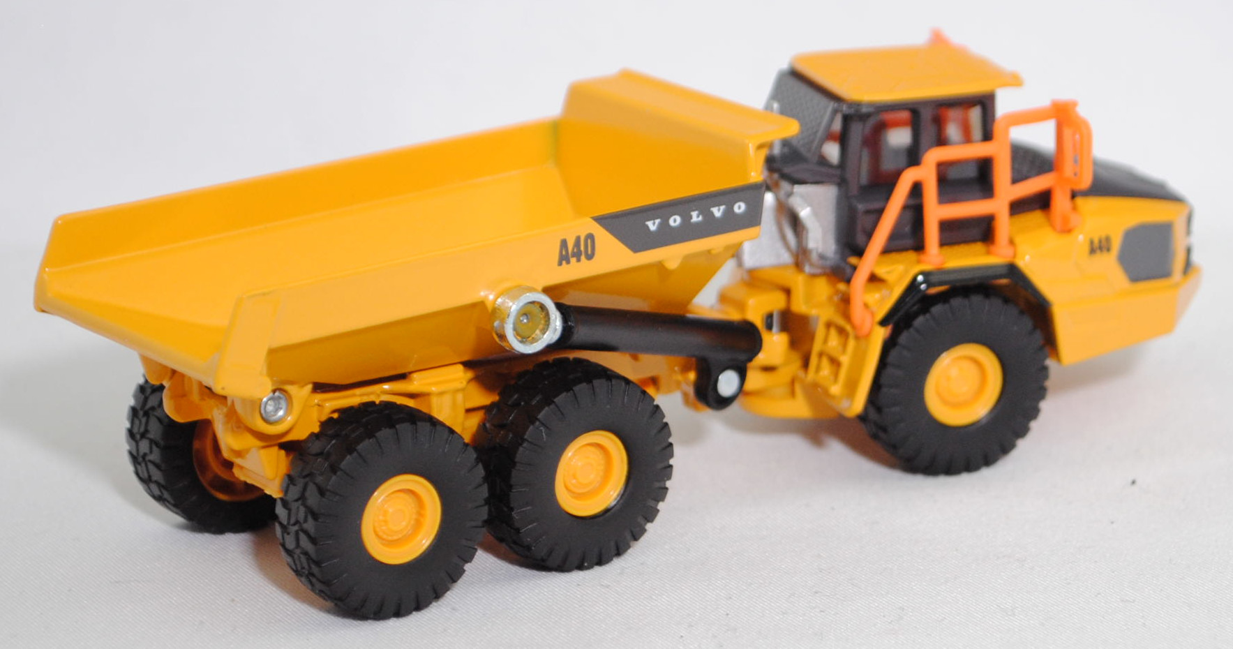 00000 Knickgelenkter Volvo-Dumper A40J 6x6 (10. Generation, Baureihe J-Serie, Modell 2025-), maisgelb/graphitgrau, innen graphitgrau, SIKU SUPER 1:87, L17mpK