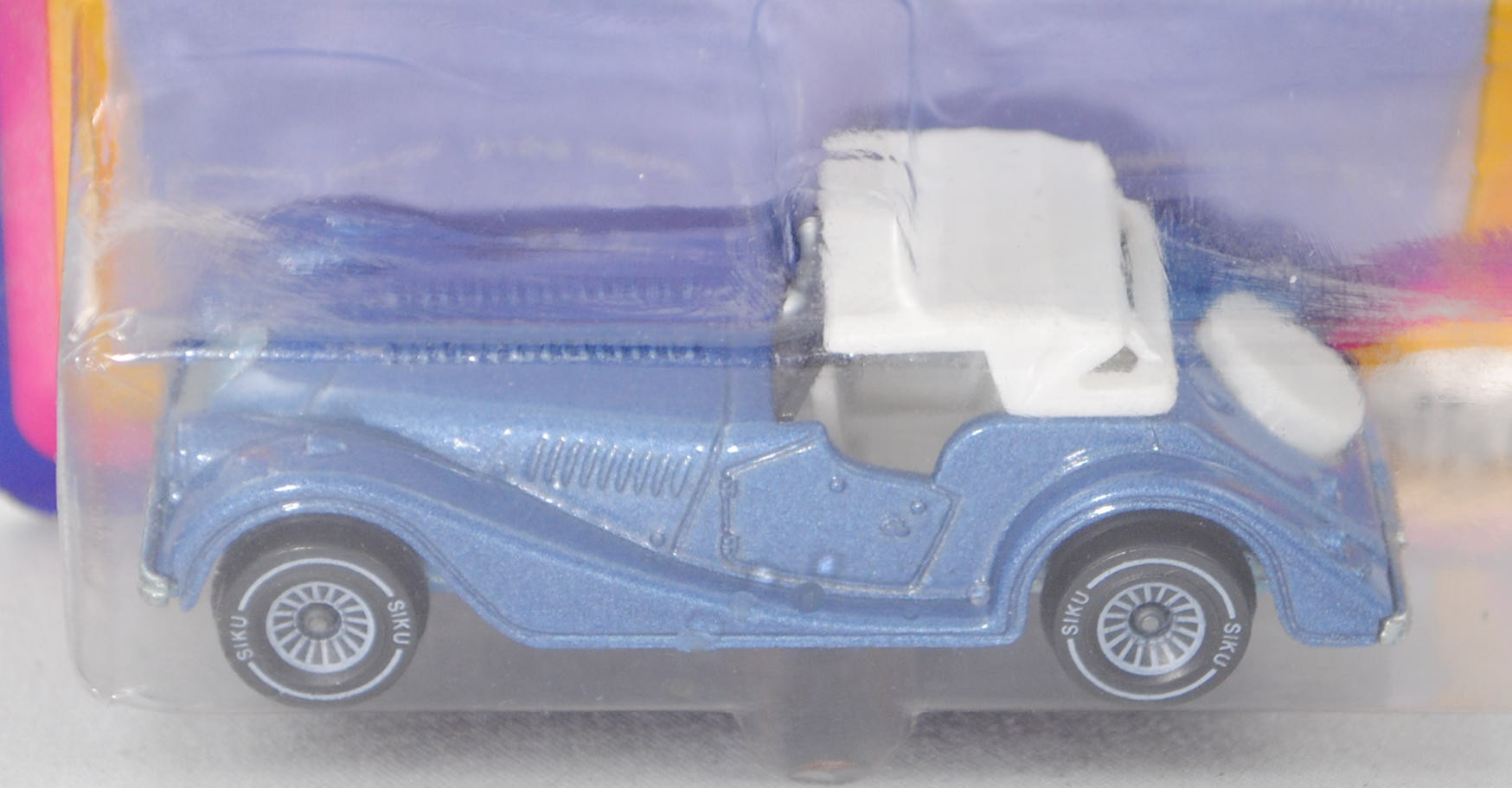 00000 Morgan Plus 8 (Modell 1969-1987), hell-violettblaumetallic, innen reinweiß, Lenkrad reinweiß,