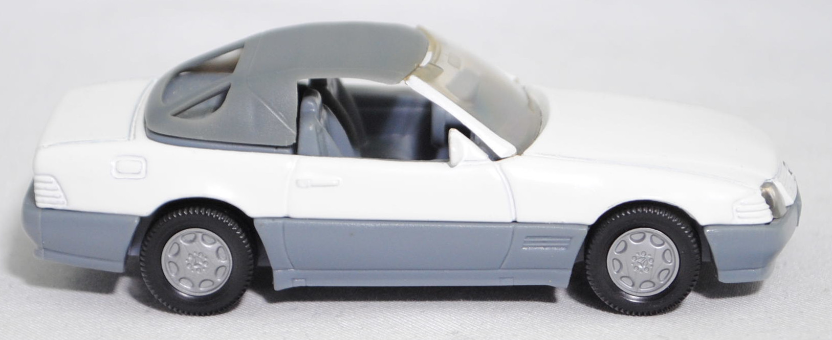 00004 Mercedes-Benz 500 SL mit Verdeck (Hardtop) (R 129, Modell 1989-1992), reinweiß/fehgrau, Scheibe seitlich  reinweiß, Heckklappe ohne Stern, Hong, B7, SIKU SUPER, 1:55, m