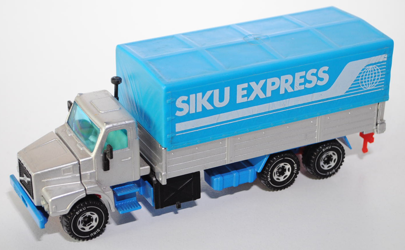 Volvo F 10 Turbo 6 mit Pritsche und Plane, silbergraumetallic/himmelblau, SIKU EXPRESS, Verglasung b