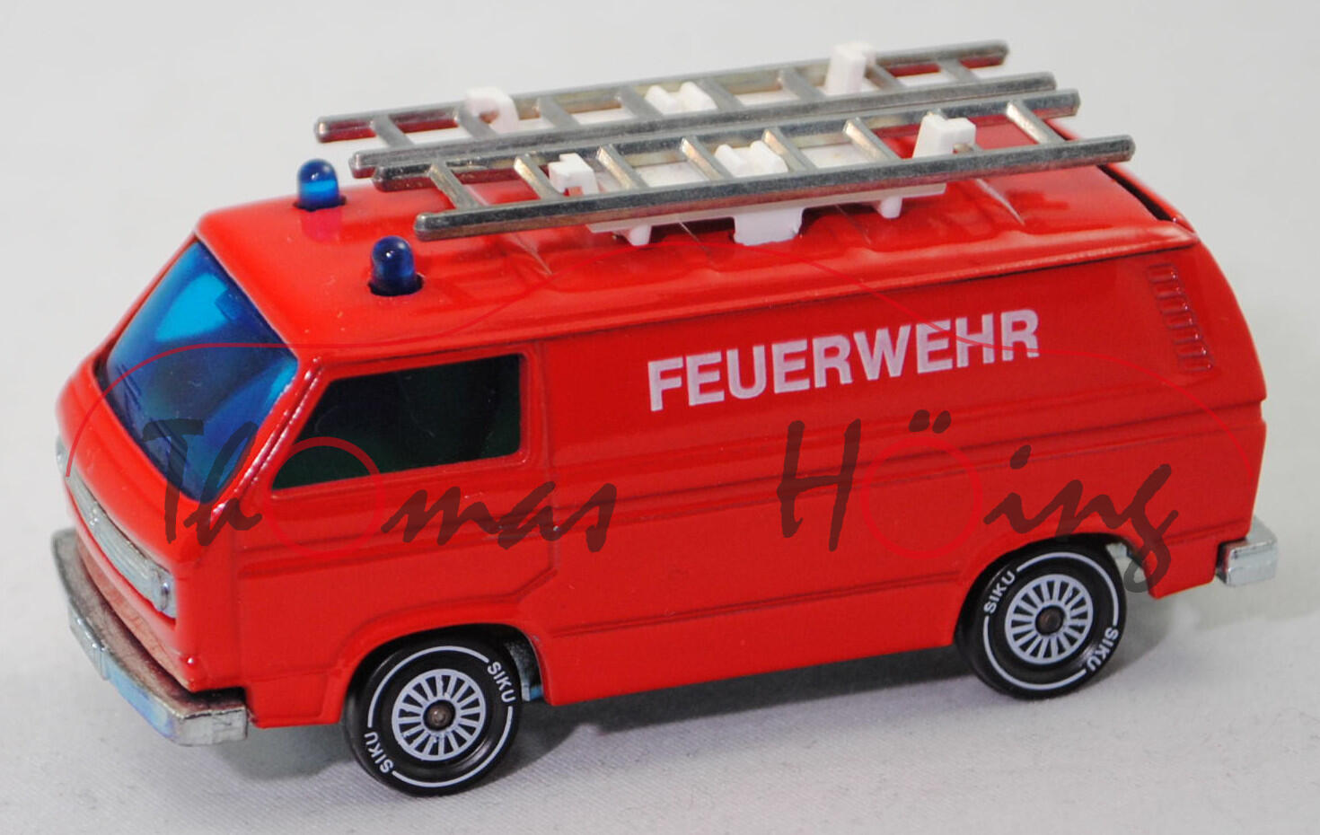 00004 VW Transporter Kastenwagen 2,0 Liter (T3, Mod. 79-82) Feuerwehr-Gerätewagen, rot, FEUERWEHR, Dachträger mit Erhöhung, ohne CE-Zeichen, SIKU, 1:60