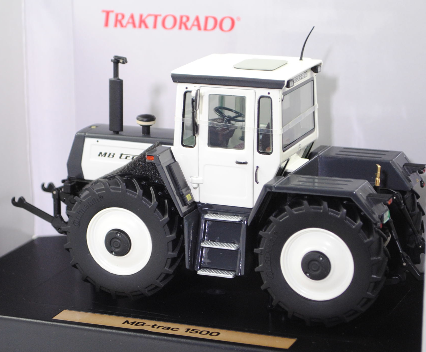 Mercedes-Benz MB trac 1500 Knicknase (Ausführung 1980-1987), weiß/grau, Nummernschild NF TR2026, weise-toys by HOLLAND OTO, 1:32, mb (Limited Edition 750 pcs. TRAKTORADO® 2026)