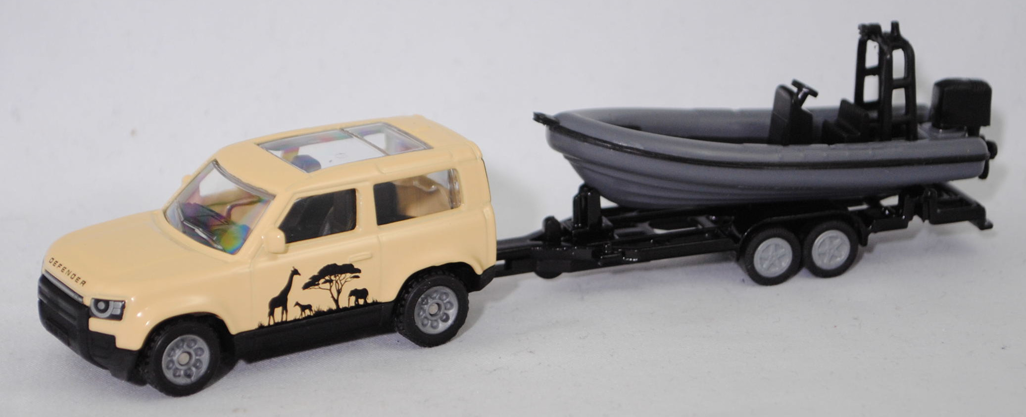 00000 Land Rover Defender 90 S P400 AWD (L663, Vorfacelift, Modell 2020-2025) Safari mit Anhänger und Mehrzweckboot MZB 72/AB, hell-sandgelb/schwarz, Boot grau, SIKU SUPER, P29f