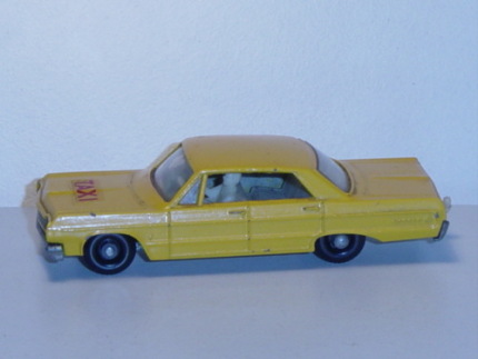 Chevrolet Impala Taxi Cab, signalgelb, TAXI, mit Fahrer und Anhängerkupplung, Matchbox Series