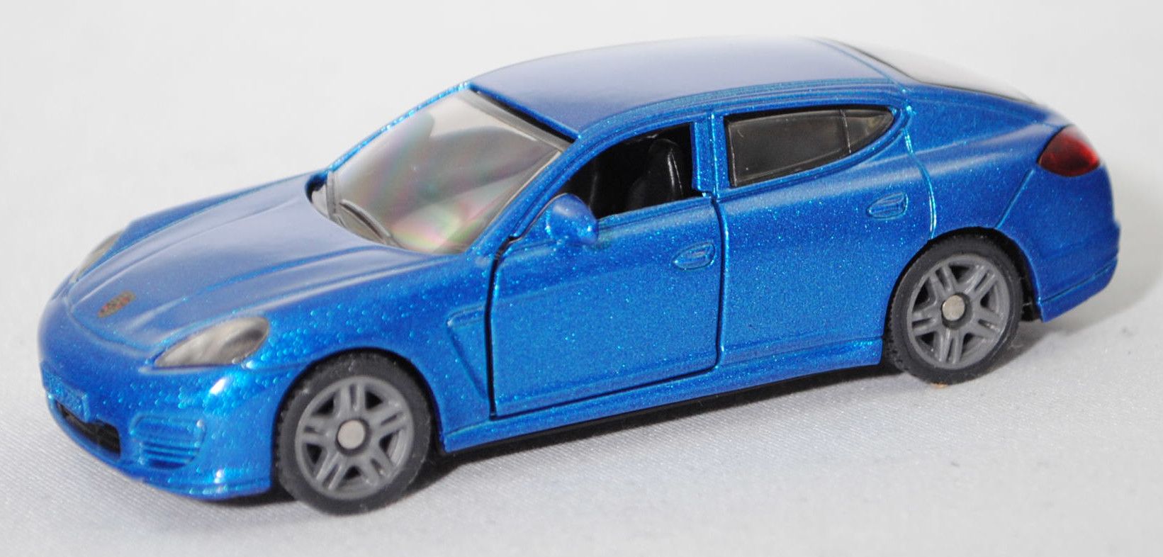 00000 Porsche Panamera 4S (Typ 970, Vorfacelift, Modell 2009-2013), verkehrsblaumetallic, innen schwarzgrau, B48a / B48b silbergrau, SIKU SUPER, 1:58, m