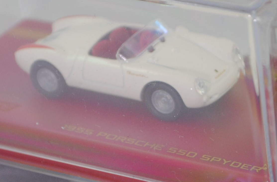 Porsche 550 Spyder (1. Generation, auch Porsche 1500 RS genannt, Modell 1954-1956), cremeweiß, innen purpurrot, majorette, 1:64, PC-Box im Blister (Collection)