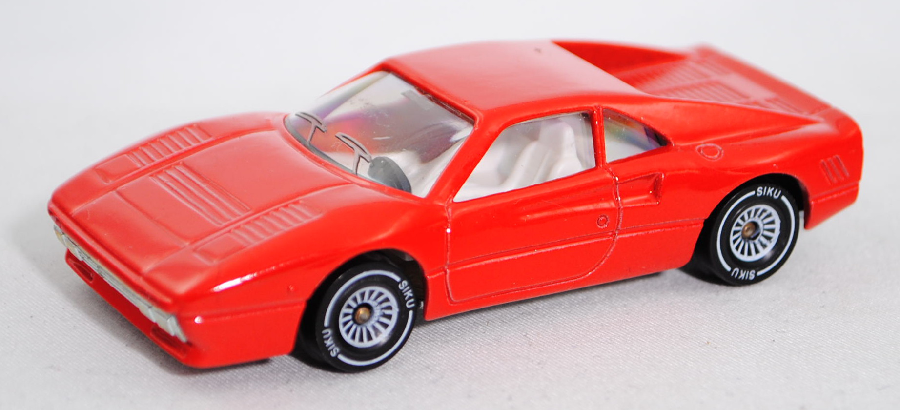 00001 Ferrari 288 GTO (Modell 1984-1985), verkehrsrot, innen reinweiß, Lenkrad schwarz, Chassis chro