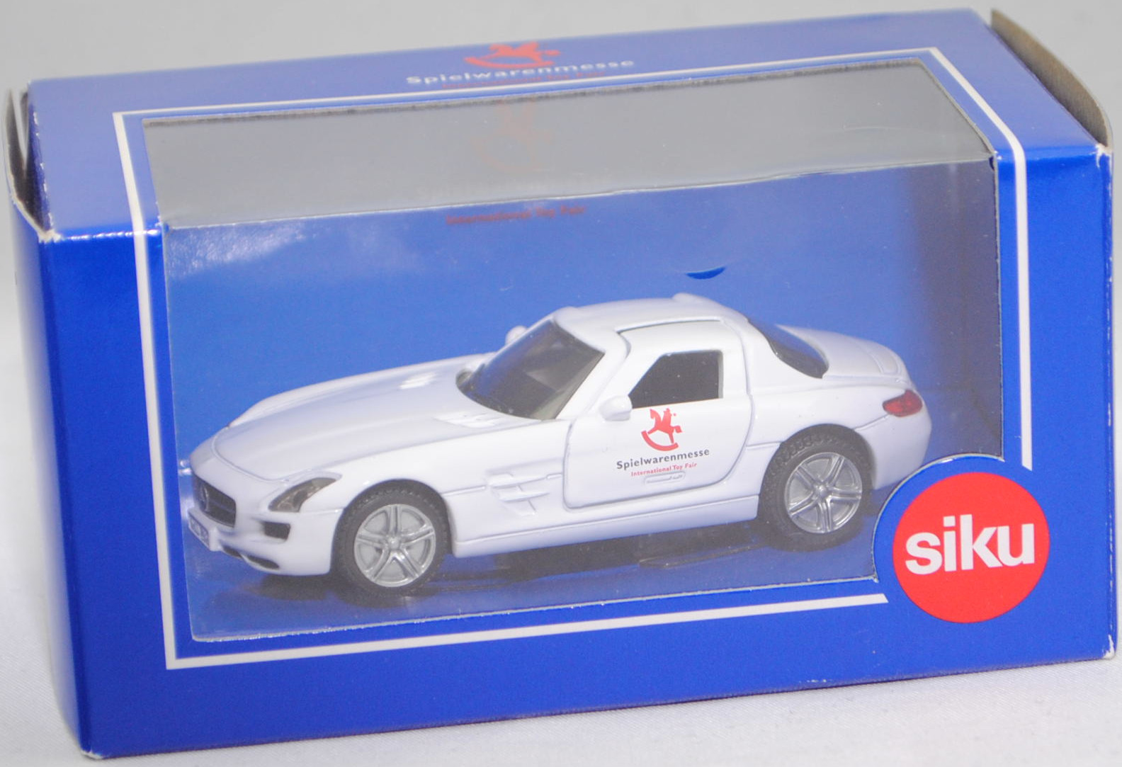00401 Mercedes-Benz SLS AMG Coupé (Modell 2010-2013), reinweiß, Spielwarenmesse / International Toy Fair, SIKU SUPER, 1:55, Werbeschachtel (zur 63. Spielwarenmesse 2012 in Nürnberg)