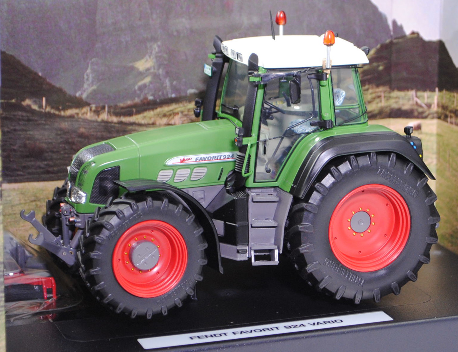 Fendt FAVORIT 924 Vario (2. Generation, Ausführung 2000-2002), reinweiß/hell-grasgrün/schwarz/hell-basaltgrau, Nummernschild WAF WD 924, weise-toys by HOLLAND OTO, 1:32, mb