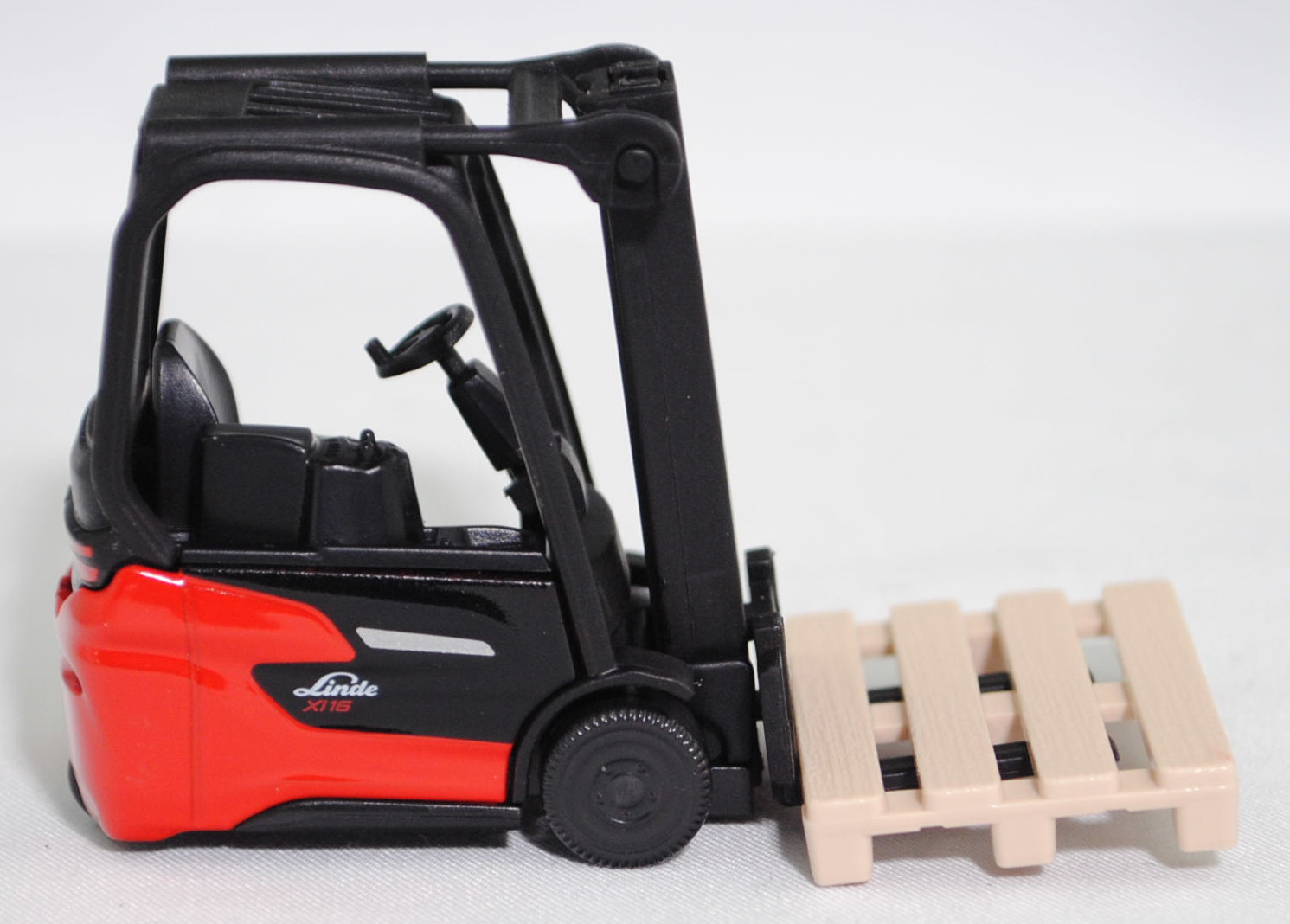 00000 Linde MH Elektrostapler Xi16 (Typ Dreirad-Elektrostapler, Baureihe 1251, Modell 2024-), schwarz/rot, Sitz schwarz, SIKU SUPER, 1:43, P29f