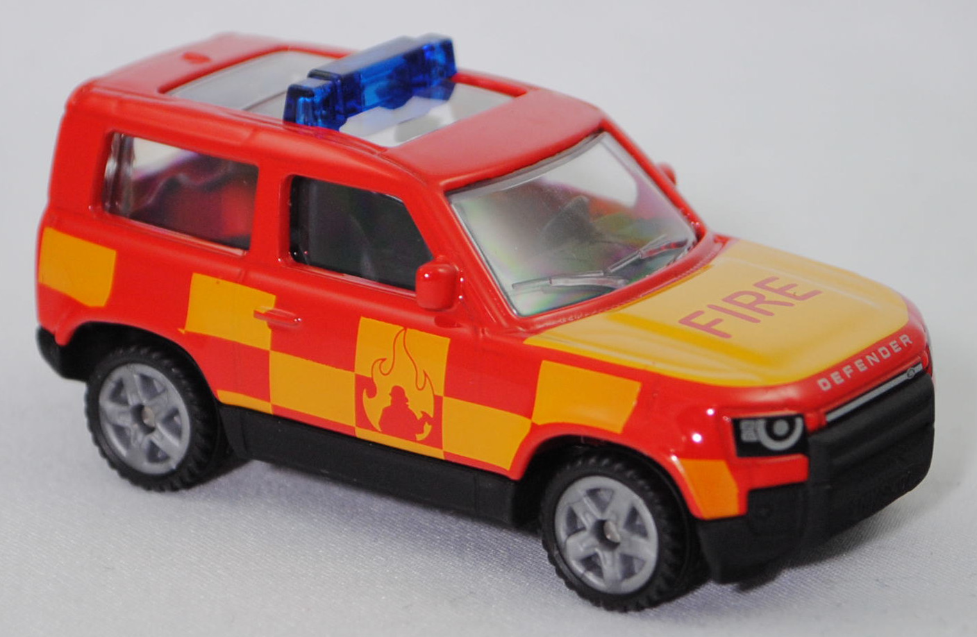 00000 Land Rover Defender 90 S P400 AWD (Typ L663, Vorfacelift, Modell 2020-2025) Feuerwehr, verkehrsrot, FIRE, B47 silbergrau, SIKU SUPER, 1:59, P29f