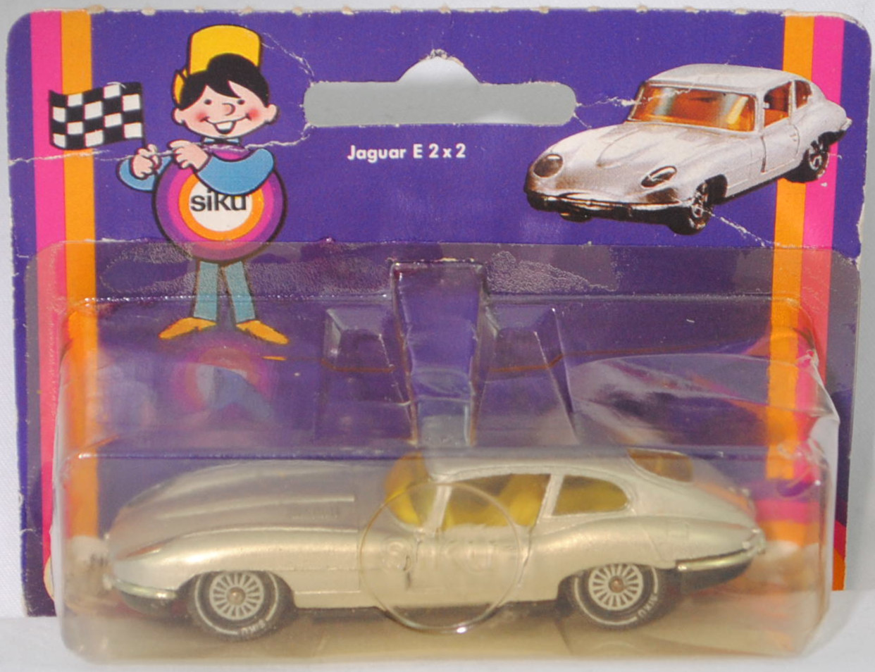 00006 Jaguar E-Type 2+2 SI Coupé 4.2 Liter (Serie 1, Typ 2+2-Sitzer Coupé, Modell 1966-1967), silber, innen gelb, W-Germ, Verglasung gelb, R11 gerillt, SIKU SUPER, 1:61, P18 vergilbt