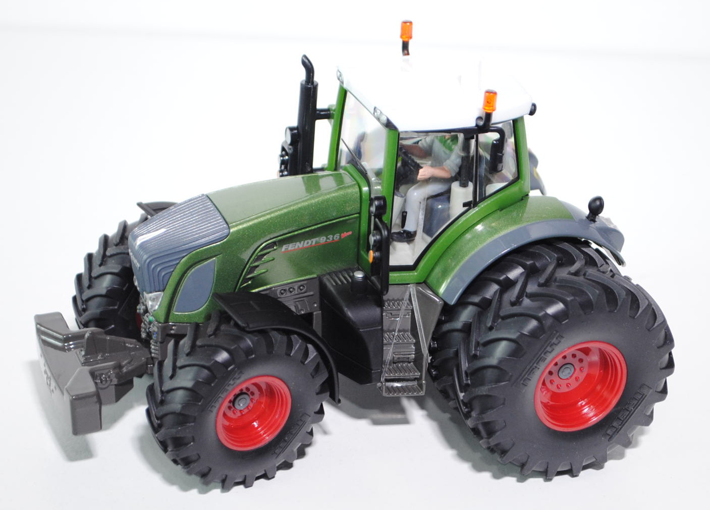 00101 Fendt 936 Vario (Mod. 06-10) mit Zwillingsreifen hinten, viperngrünmet., MINIAGRI 67, Werbebox