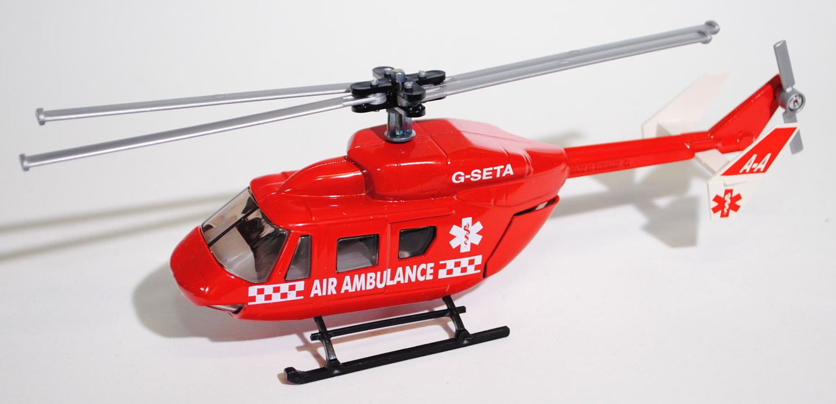 00600 Hubschrauber BK 117, verkehrsrot, AIR AMBULANCE / G-SETA, 1:55, L14n, GB