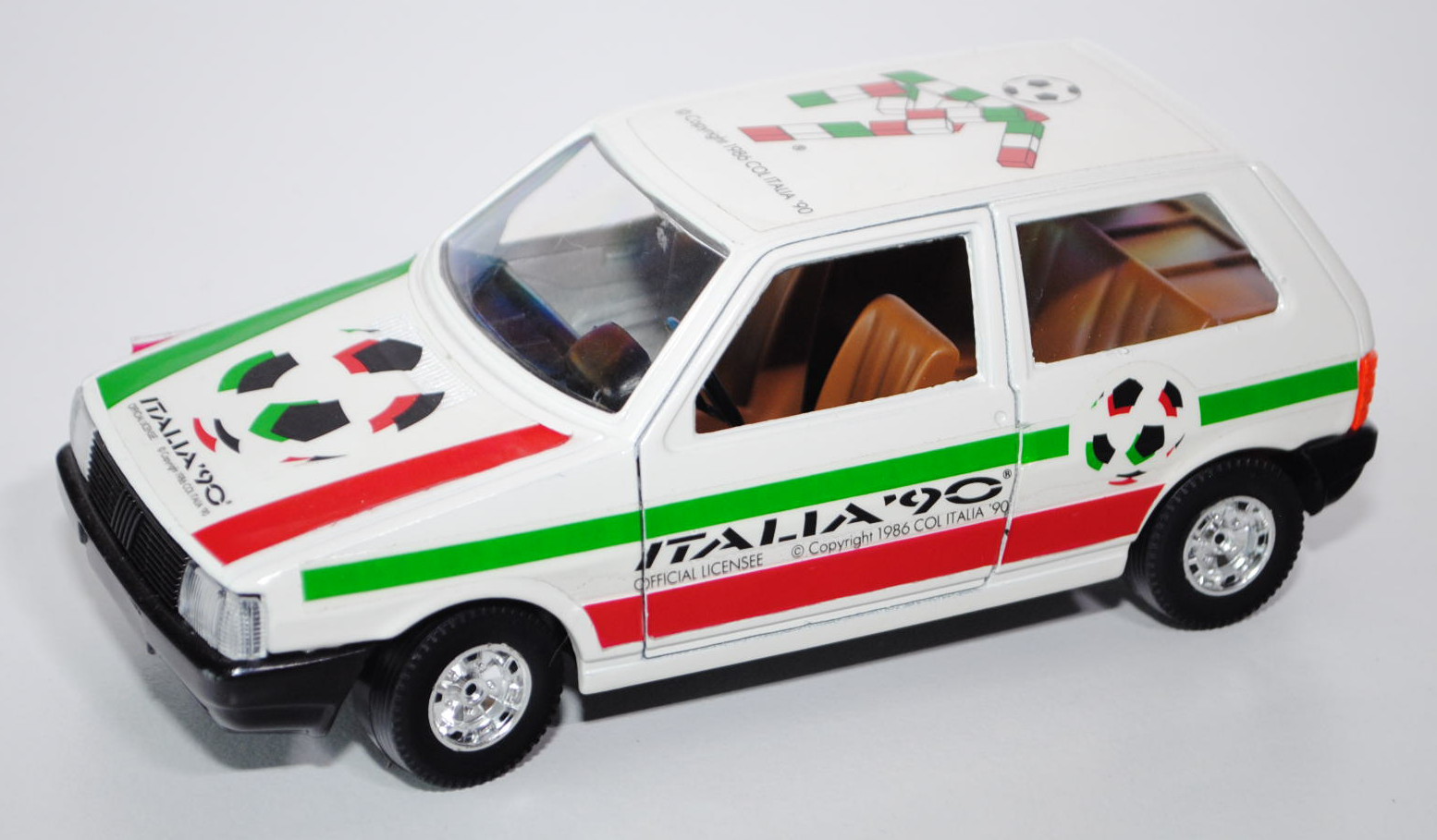 Fiat Uno, Modell 1989, cremeweiß, ITALIA \'90, Türen zu öffnen, mit Lenkung, Bburago DIE CAST metal 