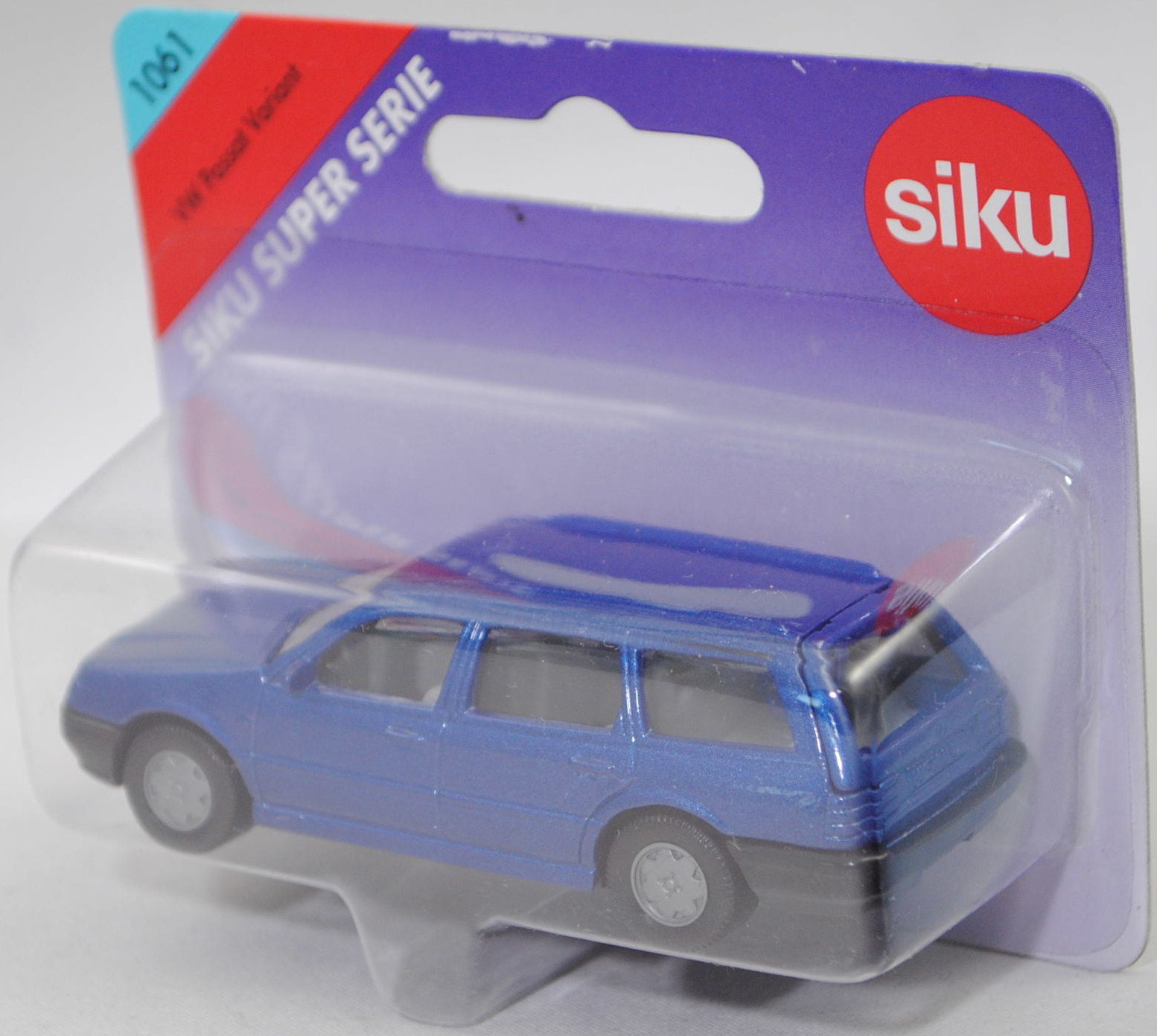 00001 VW Passat Variant VR6 Exclusiv (4. Generation, B4, Werkscode 35i / Typ 3A5, Modell 1993-1997), dunkel-violettblaumetallic (windsorblau metallic), SIKU SUPER, 1:55, P26