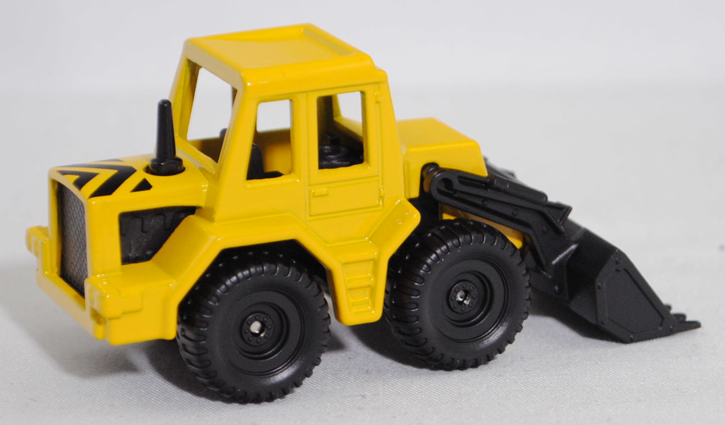 00006 Frontlader, kadmiumgelb, innen schwarz, Prägung Adresse unter der Schaufel 4 mm hoch, Chassis schwarz, C79 schwarz, SIKU SUPER, P29f