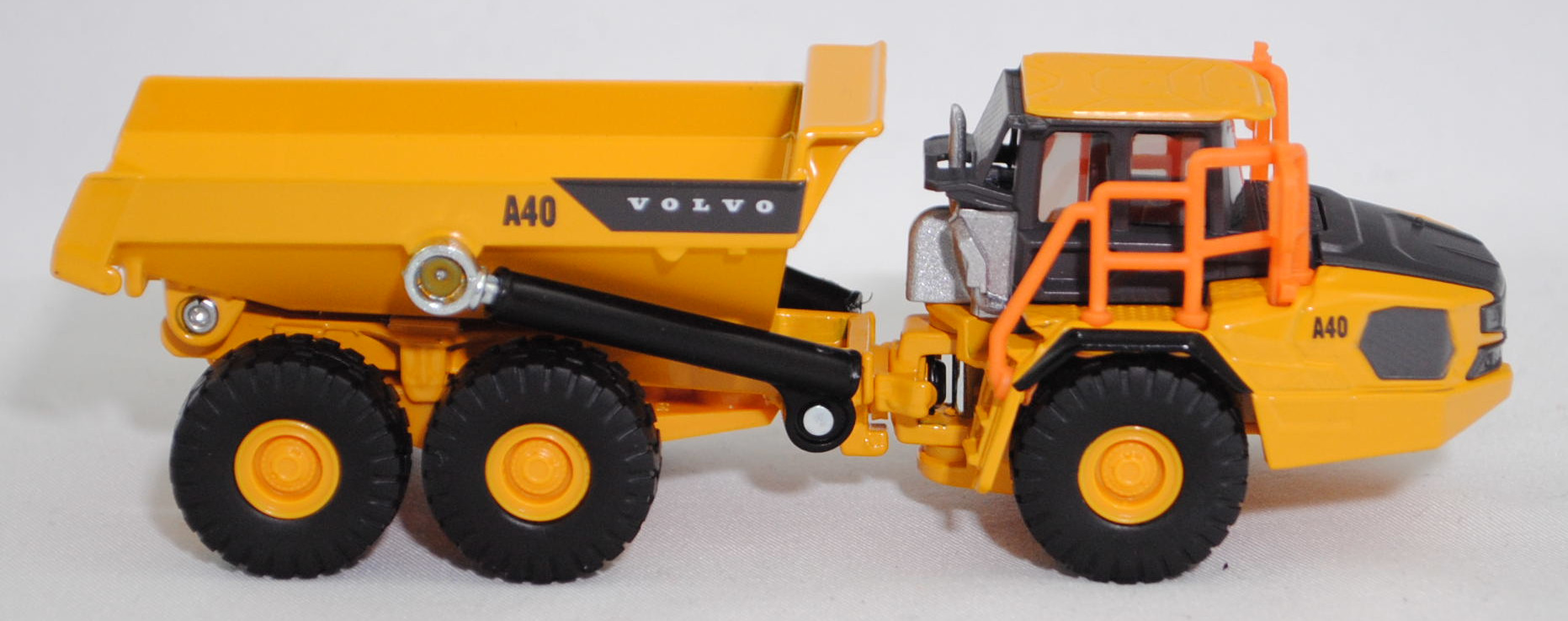 00000 Knickgelenkter Volvo-Dumper A40J 6x6 (10. Generation, Baureihe J-Serie, Modell 2025-), maisgelb/graphitgrau, innen graphitgrau, SIKU SUPER 1:87, L17mpK