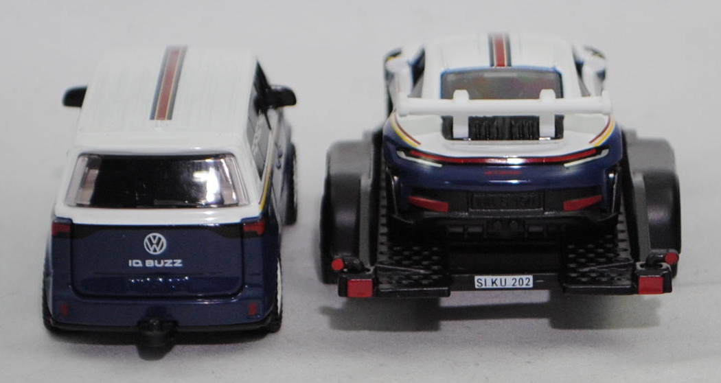 00000 VW ID. Buzz Cargo (Modell 2022-) mit BÖCKMANN Autotransporter und Porsche 911 GT3 RS (Modell 2022-2024), weiß/blau, Startnummer 7 / Racing / PORSCHE, SIKU SUPER 1:50, L17mpK