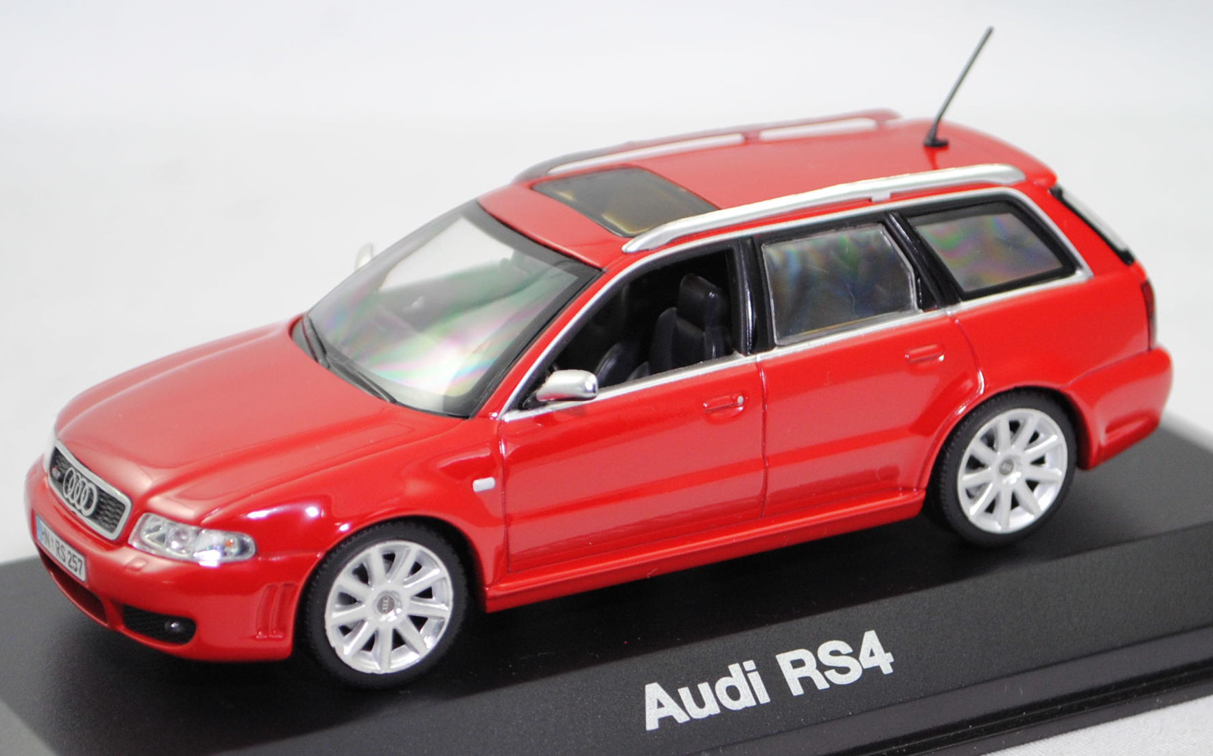 Audi RS4 (Baureihe B5, Typ 8D5, Mod. 99-01), misanorot perleffekt (N9 / LZ3M), Minichamps, 1:43, PC-Box