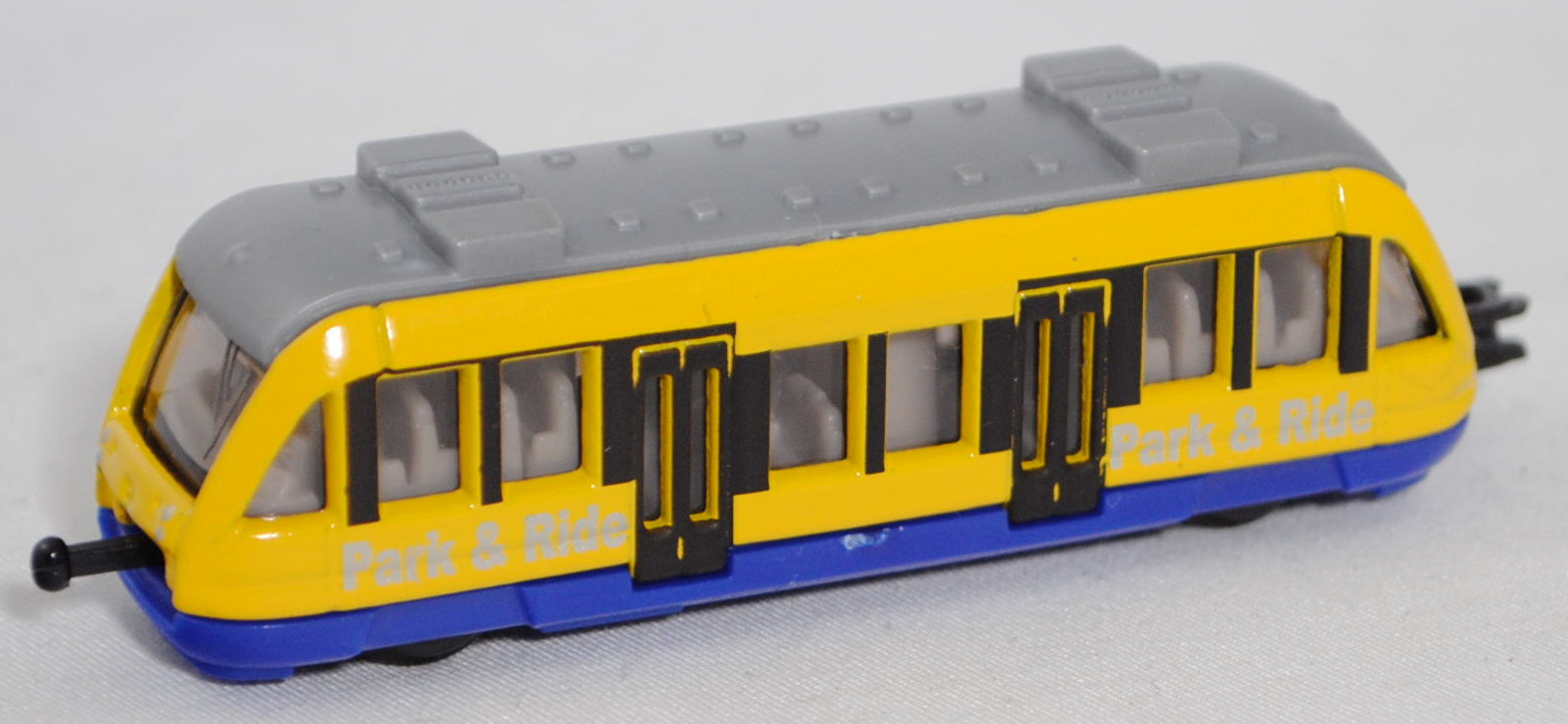 00002 Nahverkehrszug (vgl. Regionaltriebwagen Alstom Coradia LINT 27, Baureihe 640, Modell 1999-, Epoche V), verkehrsgelb, Park & Ride Park & Ride, SIKU SUPER, P29f