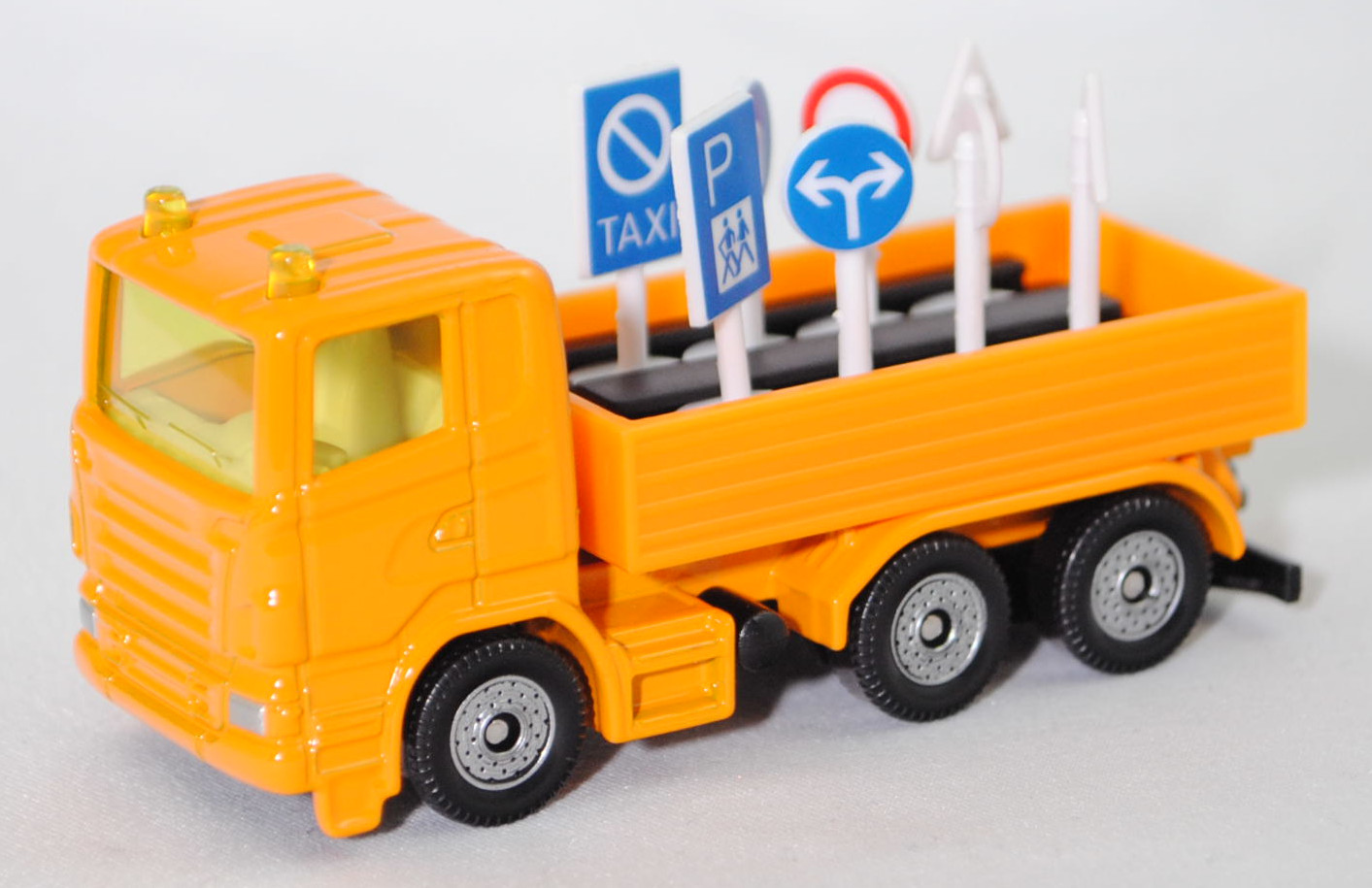 00008 Scania R380 (Typ CR16, Day cab, Modell 2007-2009) LKW mit Verkehrszeichen, melonengelb, Kühlergrills mit Prägung U-Bügels links, SIKU SUPER, 1:89, P29f