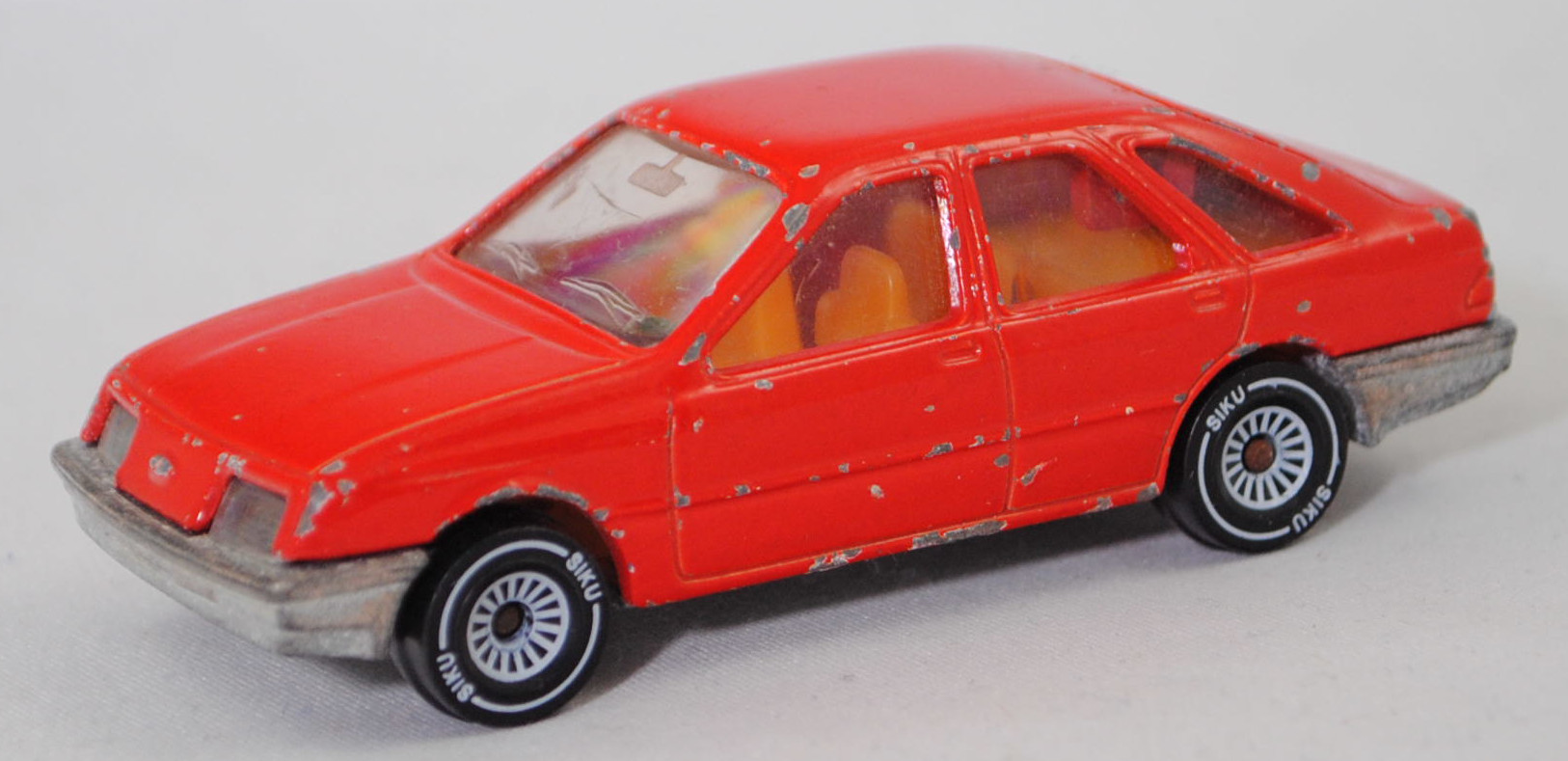 00000 Ford Sierra 2.3 Ghia (1. Generation, Typ Sierra '82 oder Mk1, GBC, Vorfacelift, Modell 1982-1984), hell-verkehrsrot, innen chromgelb, SIKU SUPER, 1:55, vsc