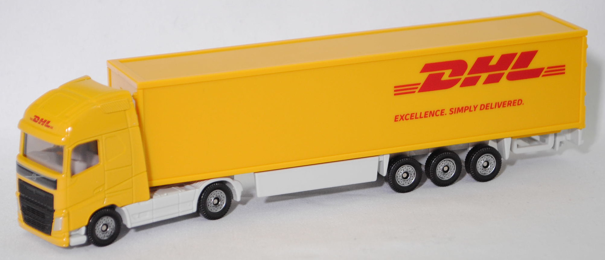 00012 Volvo FH16 750 Globetrotter-XL 4x2 (Modell 2013-2020) Koffer-Sattelzug, goldgelb/papyrusweiß, DHL / EXCELLENCE. SIMPLY DELIVERED., C36, SIKU SUPER, 1:87, P29f
