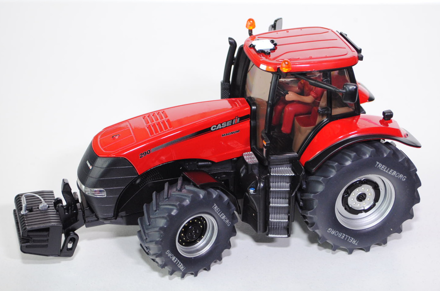 Case IH Magnum 290, karminrot/schwarz, mit Druck TRELLEBORG auf den Reifen, mit Fahrer und Frontgewi