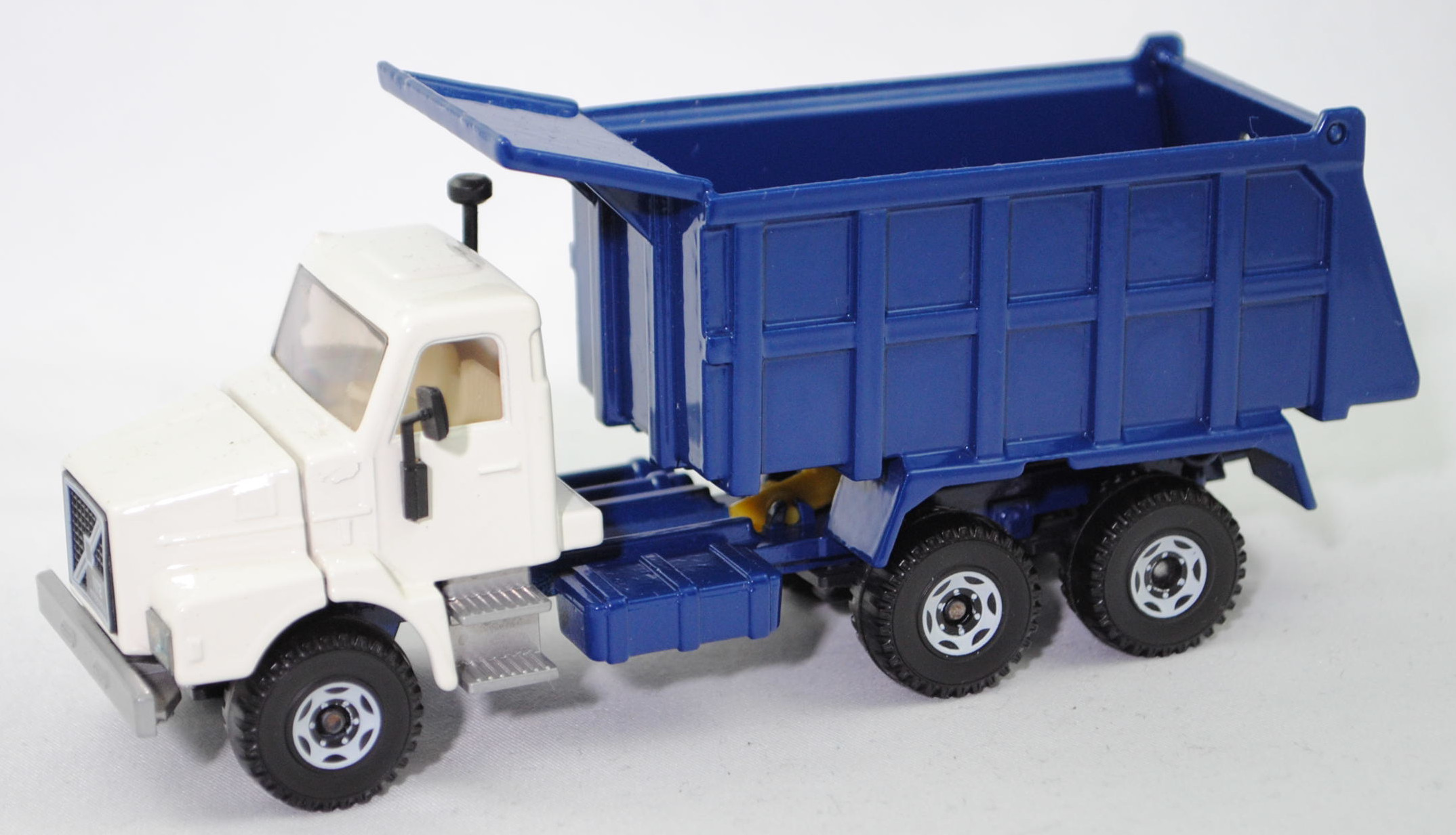 Volvo N12-38 INTERCOOLER 6x4 (2. Generation, Modell 1985-1989) Muldenkipper, cremeweiß/saphirblau, VOLVO / N12 / INTERCOOLER, SIKU SUPER, m (Limited Edition)
