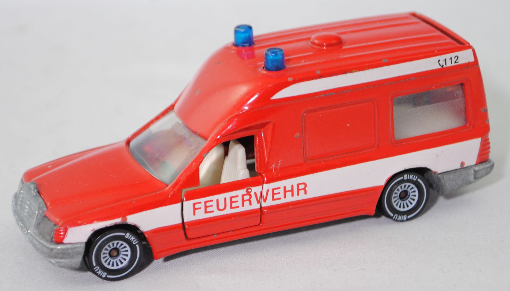 00002 BINZ Ambulanz 2001 lang (Mod. 1986-1989), rot, FEUERWEHR, Fenster 3/4-tel matt, B4, SIKU, vsc