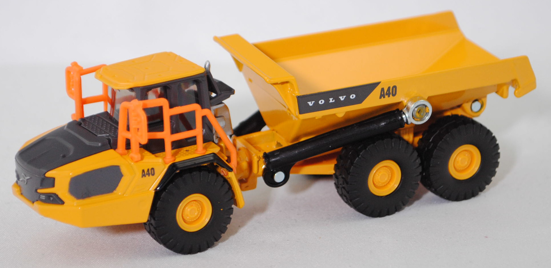 00000 Knickgelenkter Volvo-Dumper A40J 6x6 (10. Generation, Baureihe J-Serie, Modell 2025-), maisgelb/graphitgrau, innen graphitgrau, SIKU SUPER 1:87, L17mpK