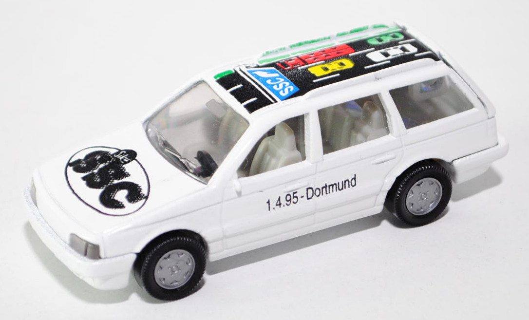 VW Passat Variant (B3, Typ 35i), Modell 1988-1993, reinweiß, links 1.4.95-Dortmund, rechts 6. Siku-S