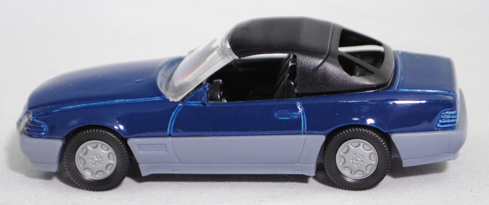 00002 Mercedes-Benz 500 SL mit Verdeck (Hardtop) (R 129, Modell 1989-1992), saphirblau/fehgrau, Scheibe seitlich unlackiert, Heckklappe ohne Stern, Germ, B7, SIKU, 1:55, m