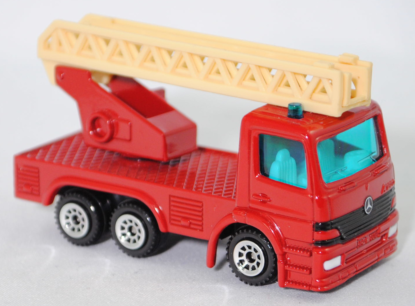 00004 Metz Hubrettungsfahrzeug DL 23-12 S auf Fahrgestell Mercedes-Benz Atego (Modell 1998-2004) (Feuerwehr-Drehleiter), signalrot, Leiter cremeweiß, C1 chrom, SIKU SUPER, 1:80, m