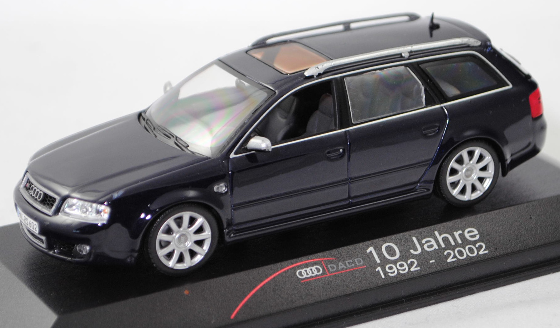 Audi RS 6 Avant (C5, Typ 4B, Modell 2002-2004), mugelloblau perleffekt, DACD / 10 Jahre / 1992 - 2002, Minichamps, 1:43, PC-Box m-