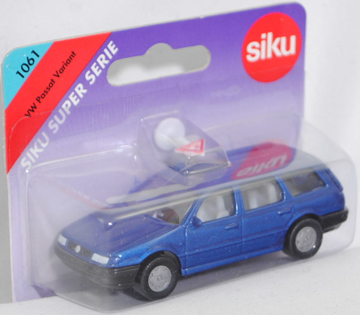 00001 VW Passat Variant VR6 Exclusiv (4. Generation, B4, Werkscode 35i / Typ 3A5, Modell 1993-1997), dunkel-violettblaumetallic (windsorblau metallic), SIKU SUPER, 1:55, P27