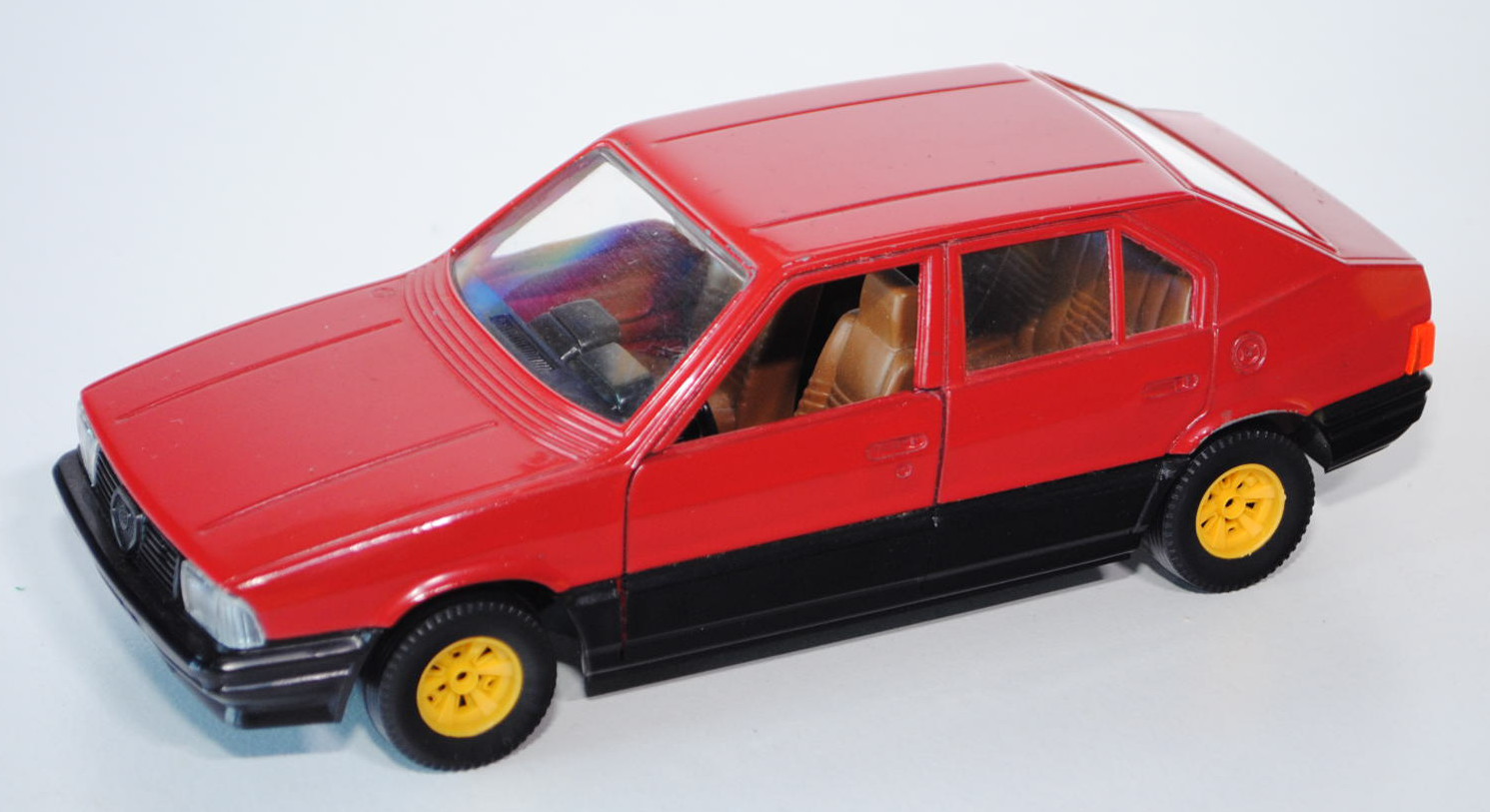 Alfa Romeo 33, Modell 1984, karminrot/schwarz, Felgen kadmiumgelb, ohne Aufkleber, Türen zu öffnen, 