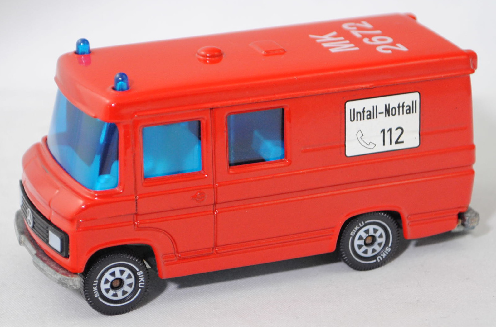 00008a Mercedes-Benz L 406 D (Mod. 1968-1974) Binz-Rettungswagen, rot, Unfall-Notfall / 112, m-