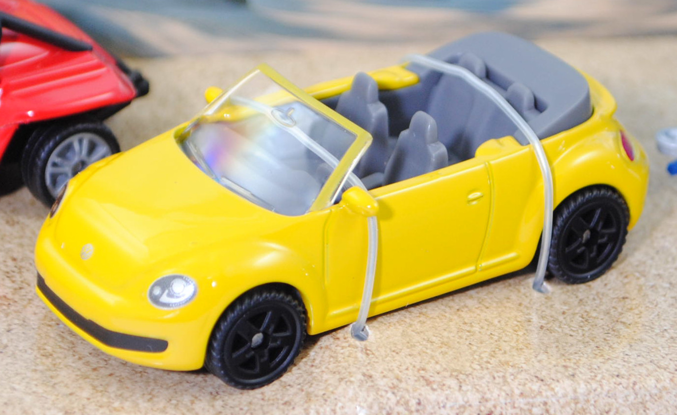 00000 Geschenkbox Happy Style Set: Hazard-Buggy / HAZ-Buggy + VW The Beetle Cabriolet 1.2 TSI + BÖCKMANN TOP MASTER Pferdeanhänger + Vespa 125 GTS Super, SIKU SUPER, mb (Limited)