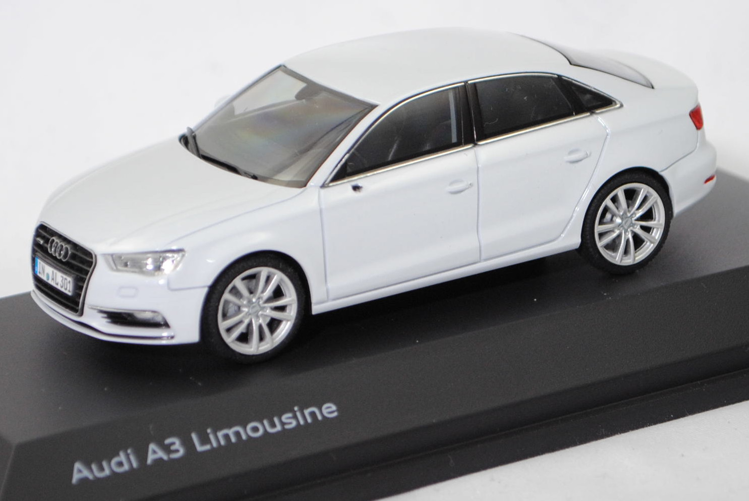 Audi A3 Limousine quattro Ambition (8VS, Vorfacelift, Modell 2013-2016), gletscherweiß metallic, Herpa, 1:43, Werbeschachtel (Außenspiegel links nicht montiert)