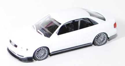 Audi A4 STW (Typ B5), Modell 1994-2000, reinweiß, mit Frontspoiler, mit Überrollkäfig, mit Speichenr