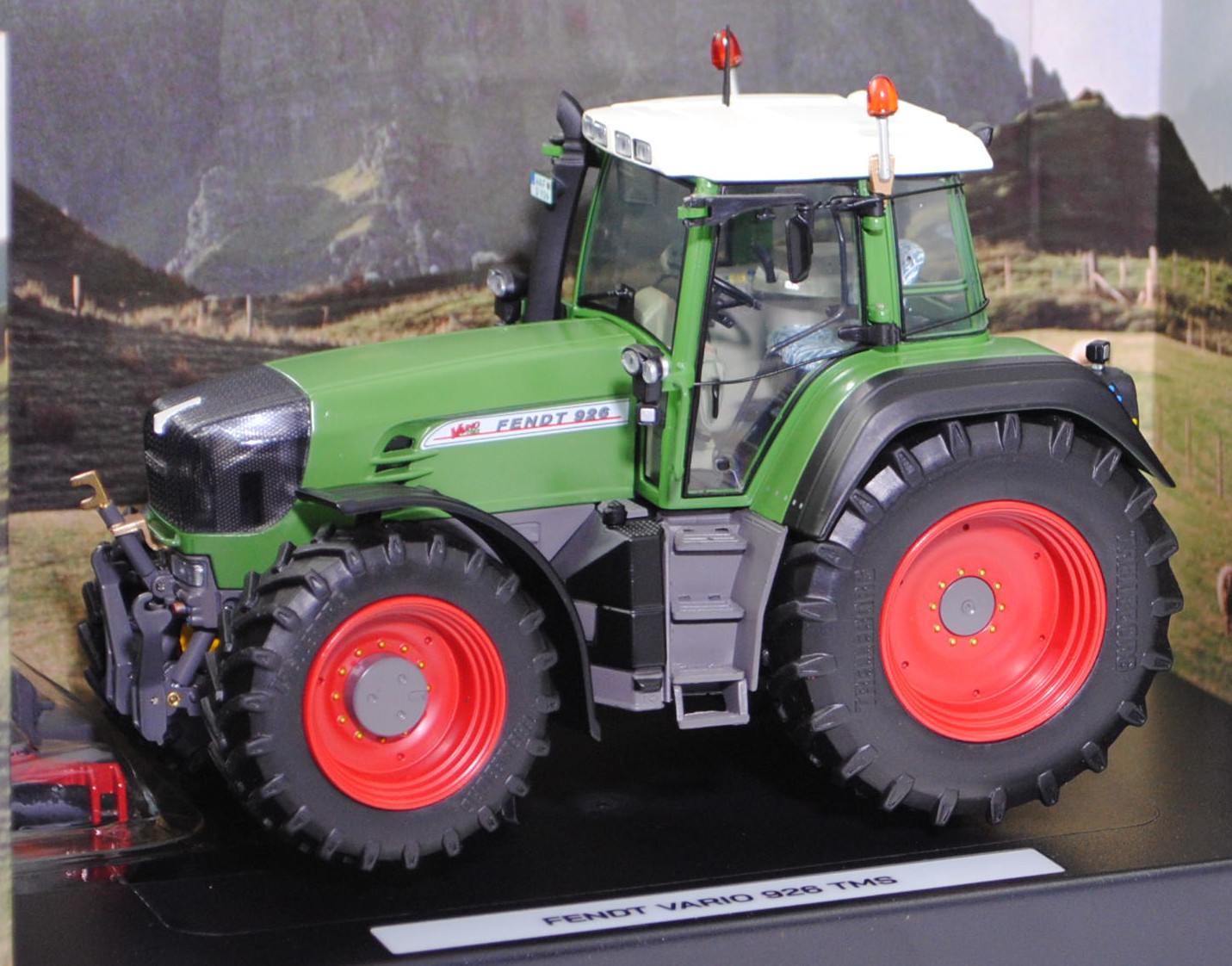 Fendt Vario 926 TMS (2. Generation, Ausführung 2002-2006), reinweiß/hell-grasgrün/schwarz/hell-basaltgrau, Nummernschild WAF D 926, weise-toys by HOLLAND OTO, 1:32, mb