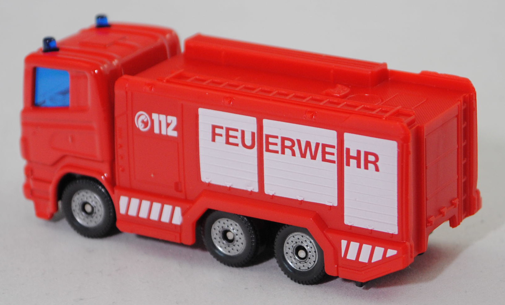 00011 Scania R380 (Typ CR16, Day cab, Modell 2007-2009) Tanklöschfahrzeug, rot, C 112 / FEUERWEHR, Kühlergrill mit U-Bügel links, Stoßfänger durchgehend, SIKU SUPER, 1:89, P29f