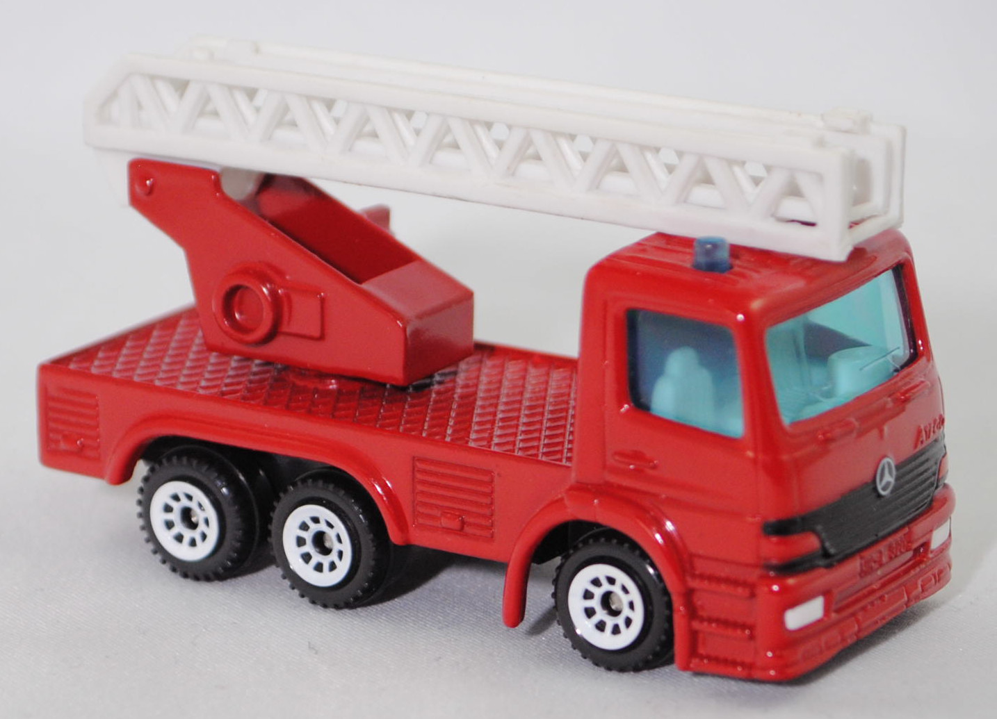 00002 Metz Hubrettungsfahrzeug DL 23-12 S auf Fahrgestell Mercedes-Benz Atego (Modell 1998-2004) (Feuerwehr-Drehleiter), signalrot, C1 weiß, SIKU SUPER, 1:80, m