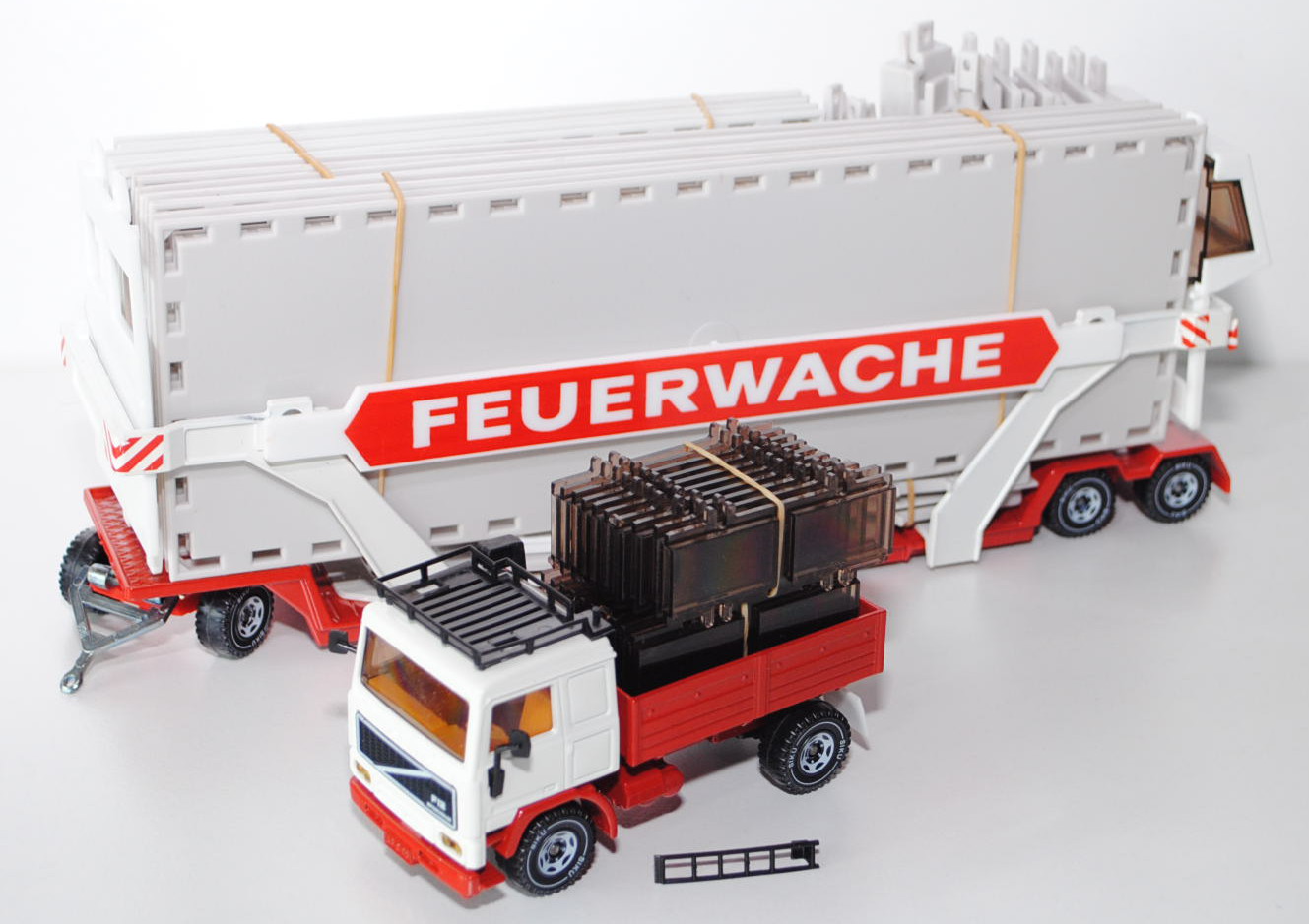 Volvo F12 INTERCOOLER Tieflader mit Feuerwache, cremeweiß/verkehrsrot, LKW10, incl. Bauanleitung, Le