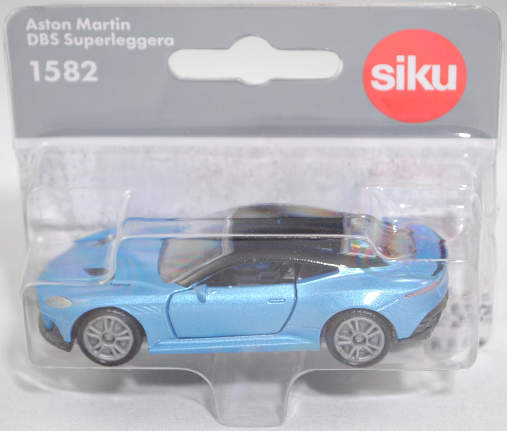 00000 Aston Martin DBS Superleggera Coupé (3. Generation DBS, Modell 2018-2023), hell-brillantblaumetallic, Dach schwarz, B49 silbergrau, SIKU SUPER, 1:59, P29f