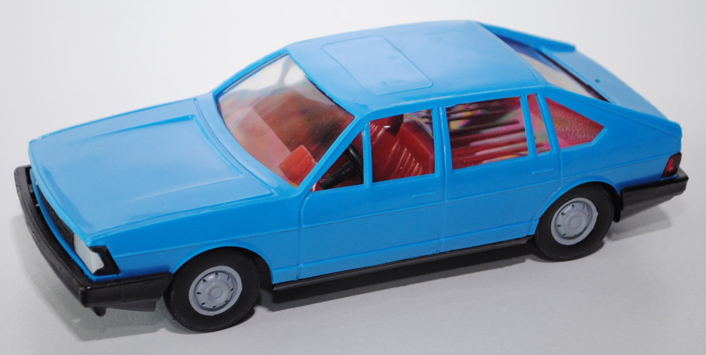 Audi 100 Avant L (C2, Typ 43), Modell 1977-1982, himmelblau, mit Friktionsmotor, Heckklappe beschädi