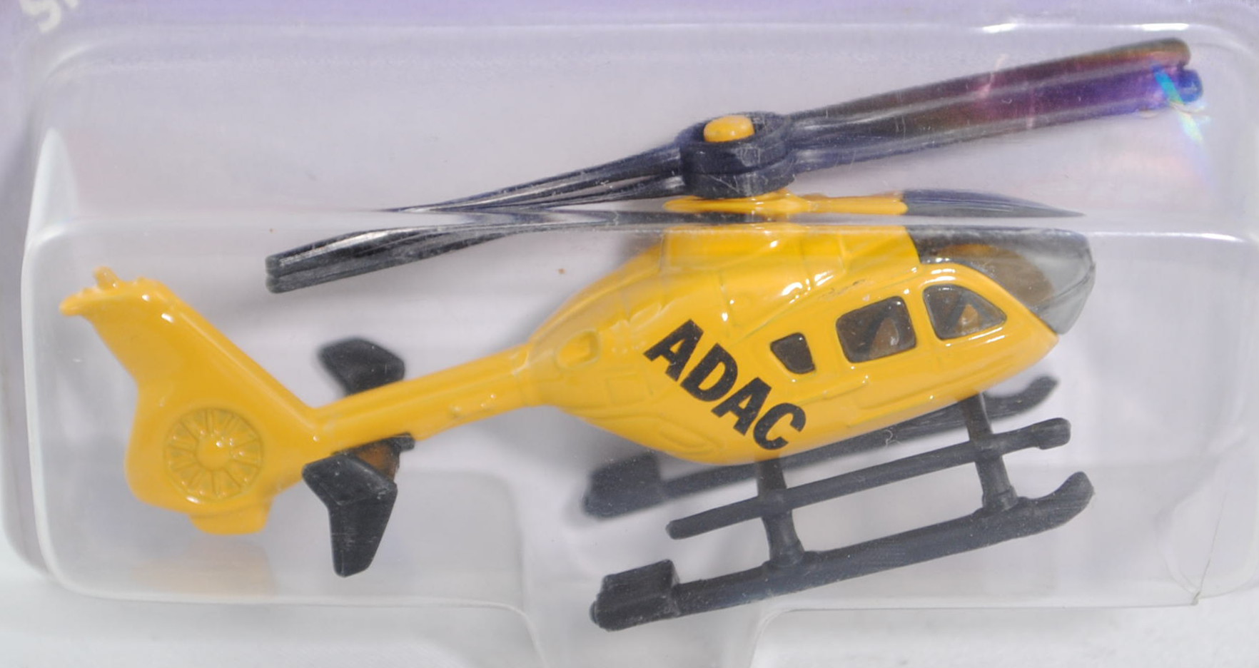 ADAC Hubschrauber Eurocopter EC 135 (Modell 1996-2013), signalgelb, ADAC, Kufen und Rotoren schwarz,